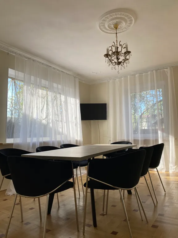 Дом с елкой и снеговиком, за домом манеж с лошадьми