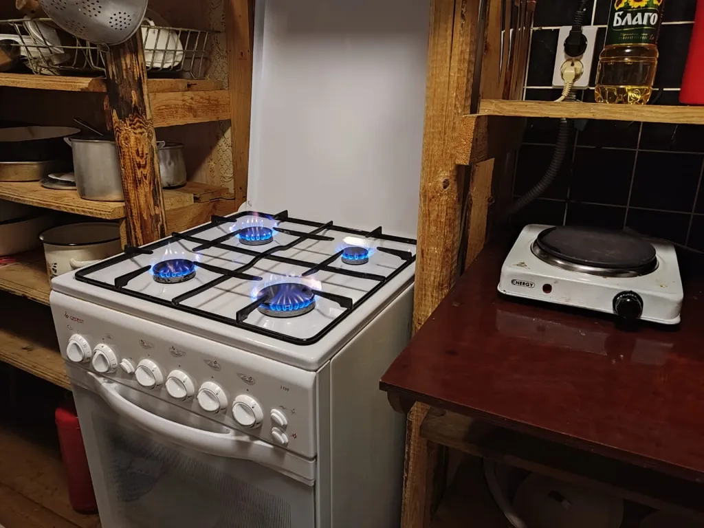 Дом в окружении леса, озёр и рек, около турбазы Алоль