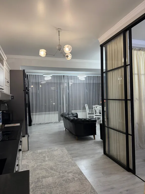 Витражные окна с красивым видом на город и новогодние салюты