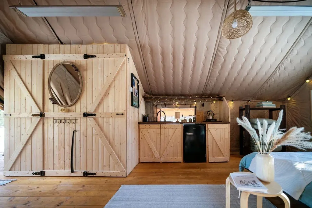 Уютная хижина в лесу у реки