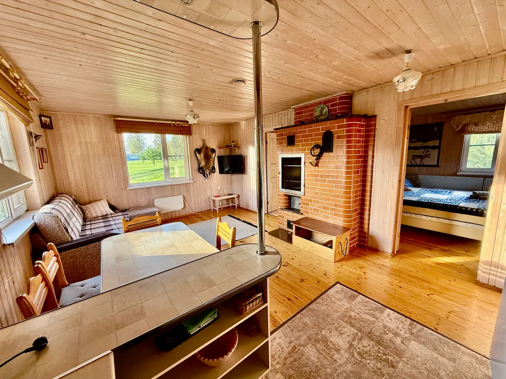 Домик в лесу с озером