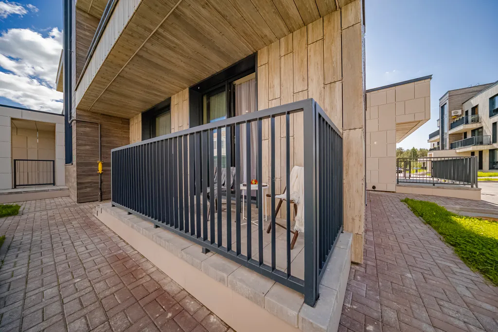 Охтаинн 26-1 с видом на школу