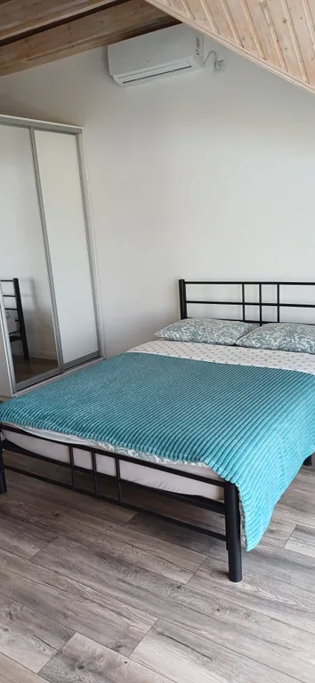 Уютный дом на берегу реки рядом с центром