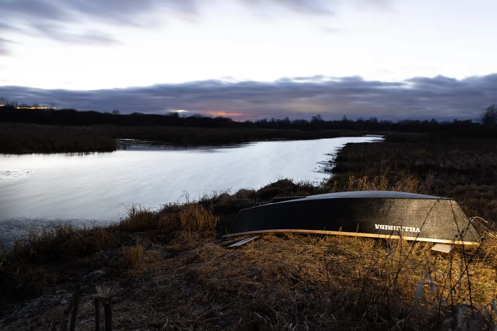 Новый дом с камином на берегу реки