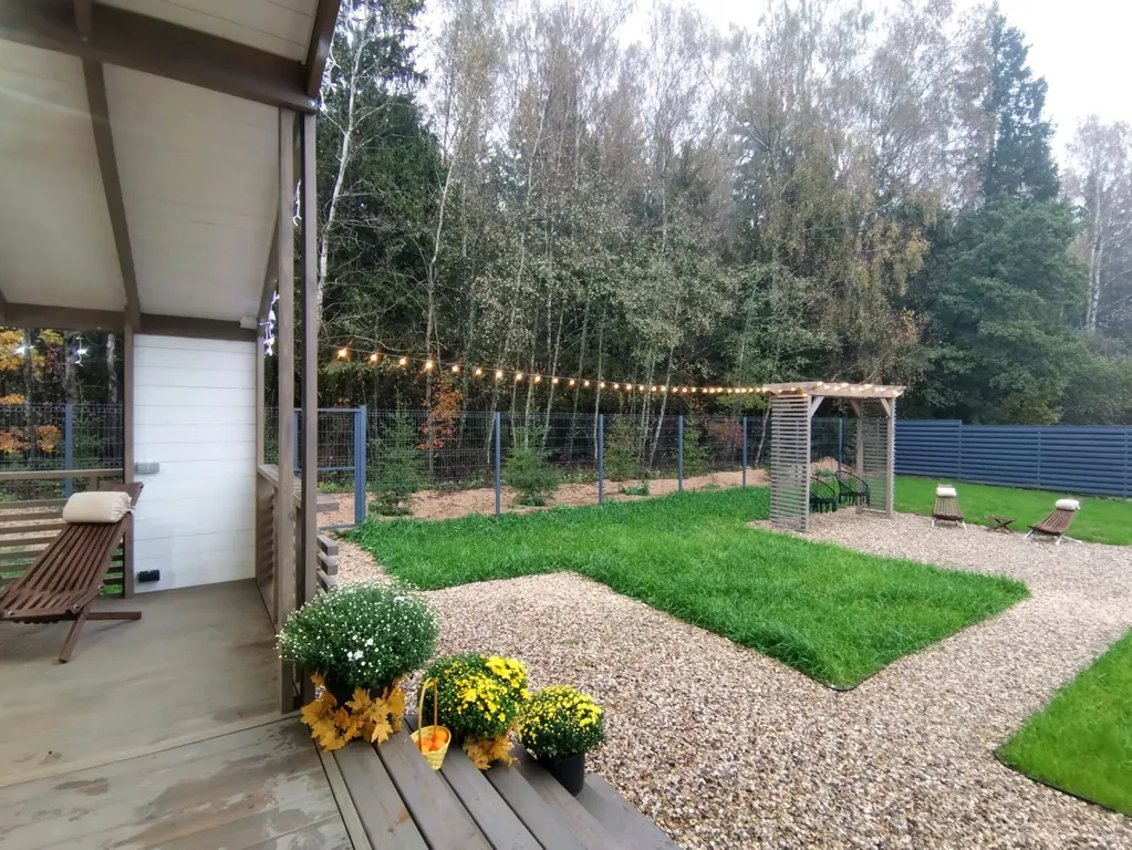 Панорамный дом в окружении леса на берегу водохранилища