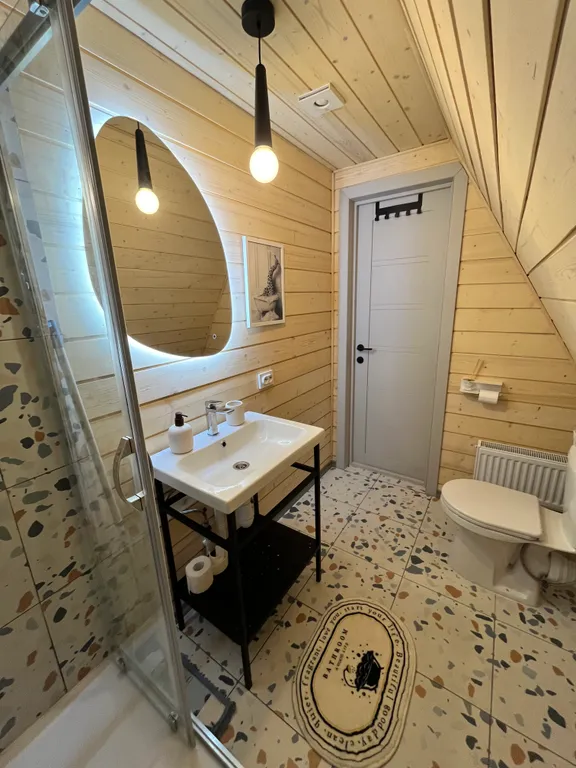 Уютный афрейм с горячей купелью на берегу реки Дон