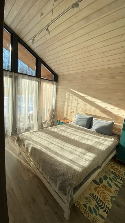 Gray дом в стиле барнхаус с видом на лес