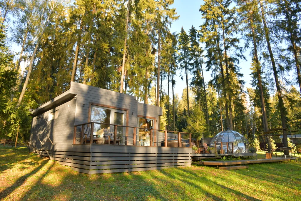 Уютный дом на живописной поляне в лесу с панорамными окнами