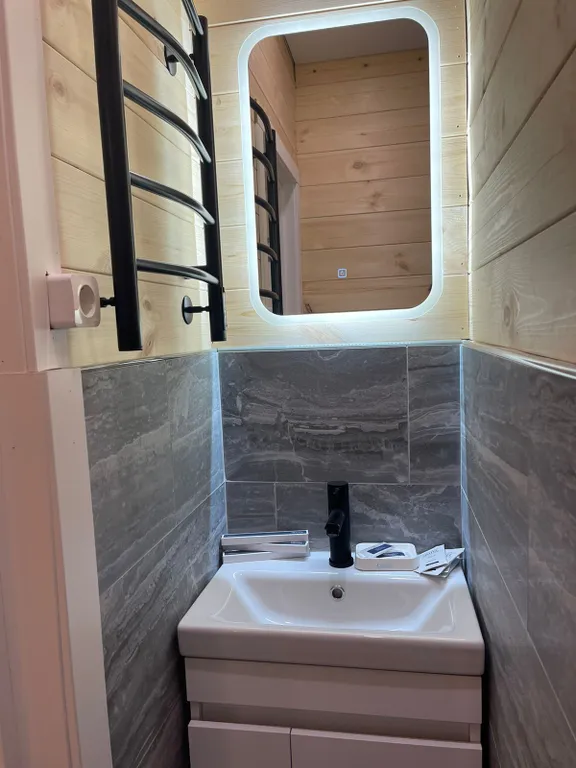 Шале на берегу реки с банным чаном и дровяной баней