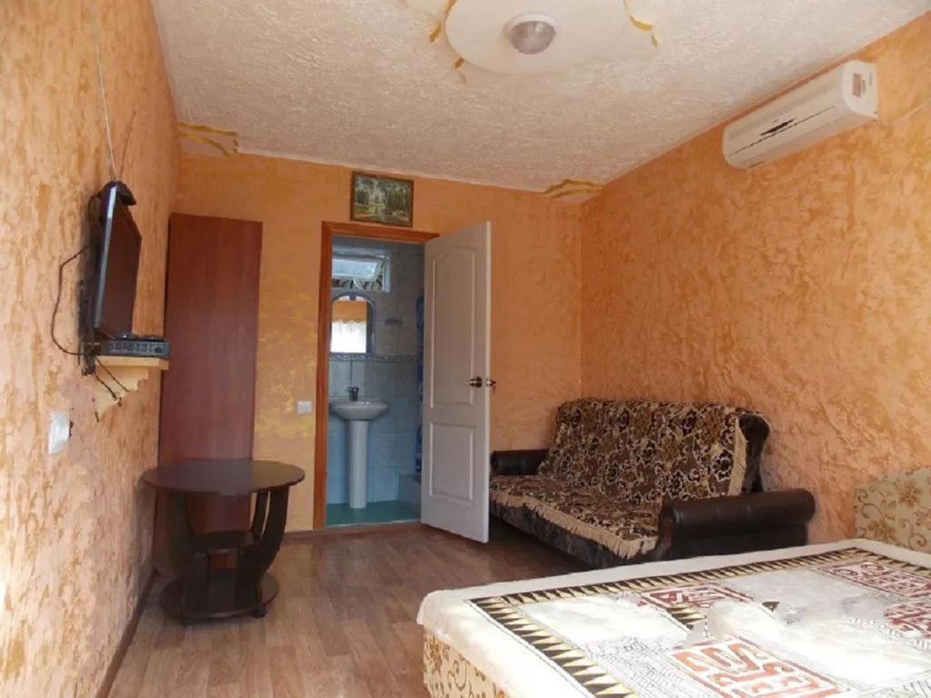 Комфортный дом с личным просторным двором