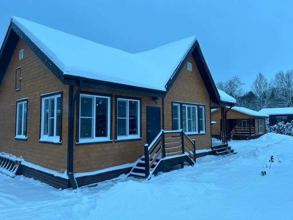 Новый коттедж для отдыха у реки с бассейном и баней