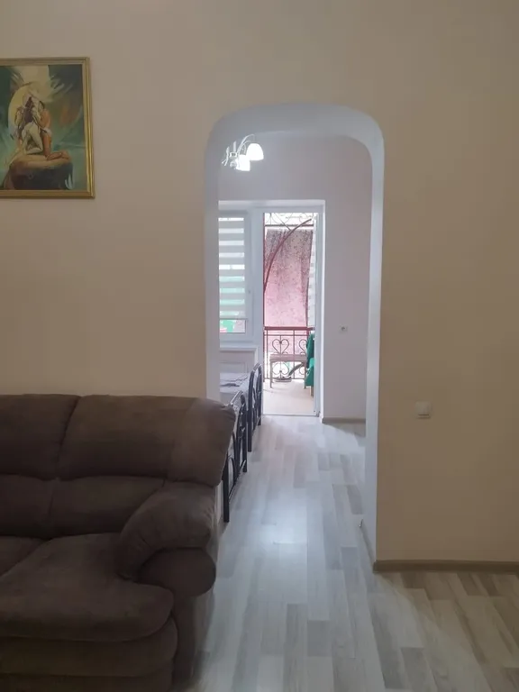 Часть дома с зелёной зоной отдыха во дворе и летней кухней