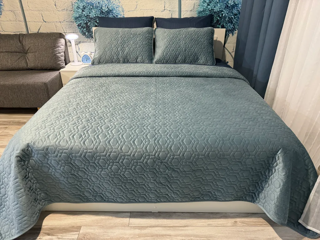 Уютная квартира-студия с большой кроватью и диваном