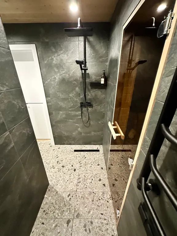 Новый панорамный барнхаус с сауной на лесном участке