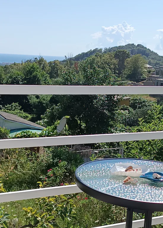 Новый 2-комнатный коттедж с кухней на террасе с видом на море