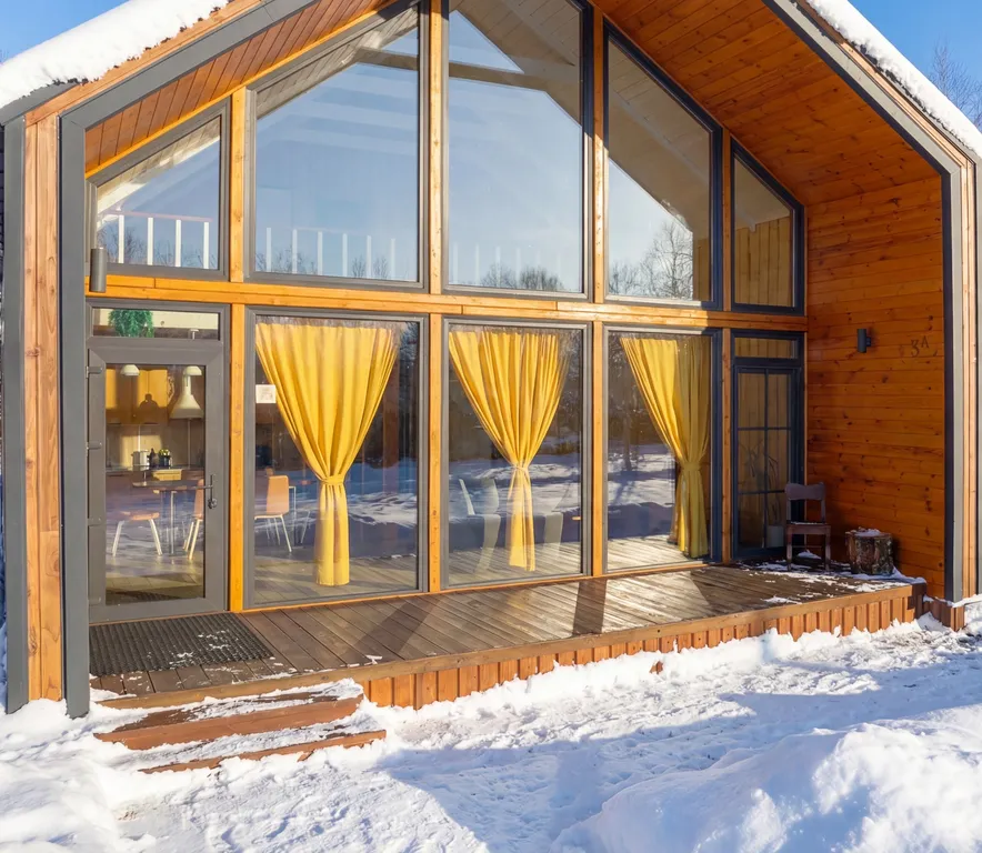 Современный двухэтажный дом из натурального дерева, с большими окнами