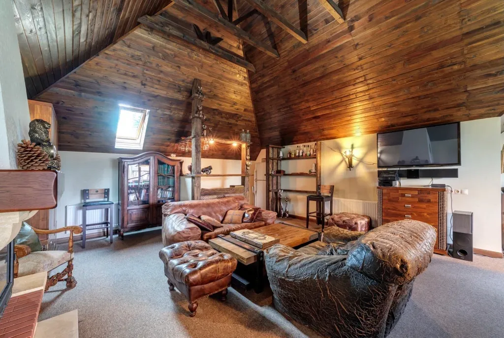 Загородный дом с бассейном и бильярдной