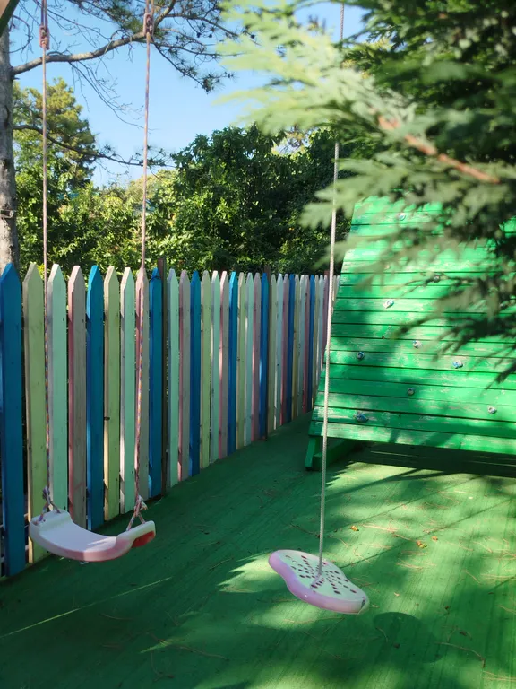 Студия с видом на лес и море