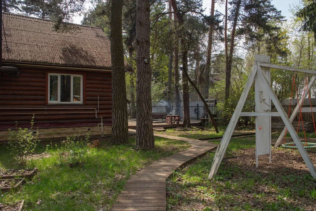 Дом в соснах