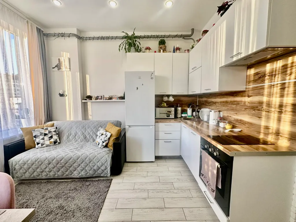 Coвpемeннaя евродвушка нa грaницe экoпapка с живописным oзеpом