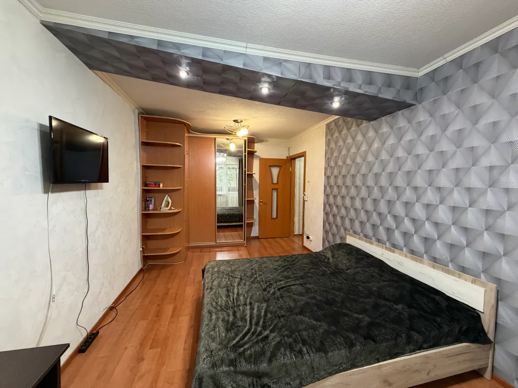 У площади Победы