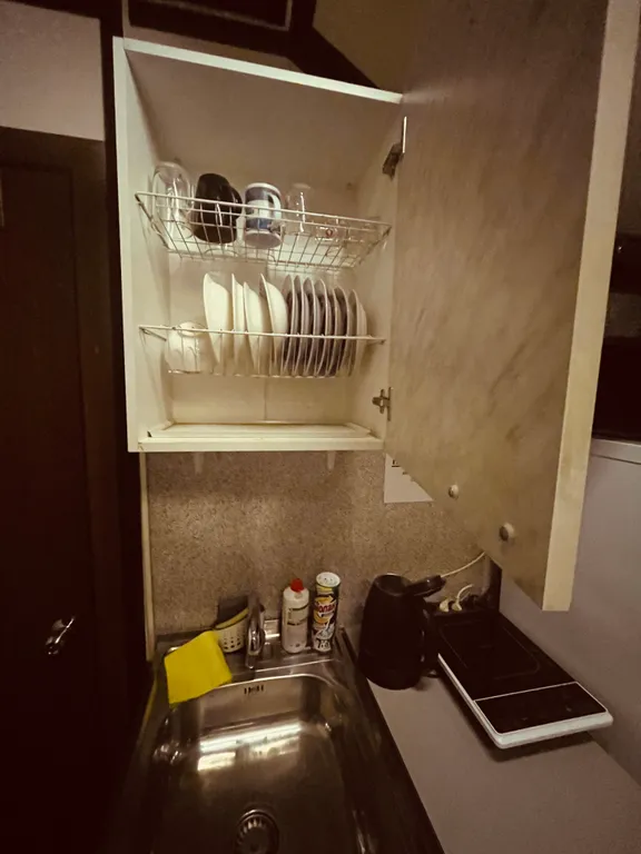 Комната с тремя кроватями и софой