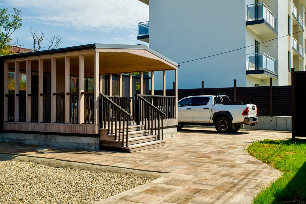 Уютный деревянный дом возле моря