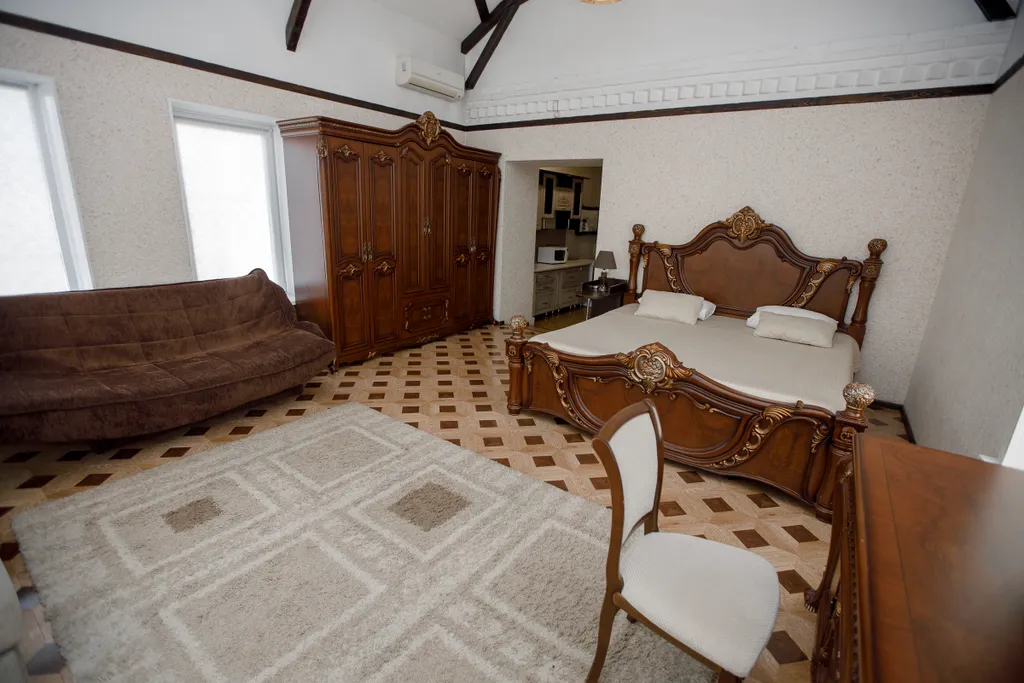 Роскошный номер для пар и семей с детьми, с балконом, кухней и диваном