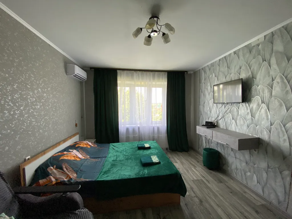 Просторная изумрудная квартирка