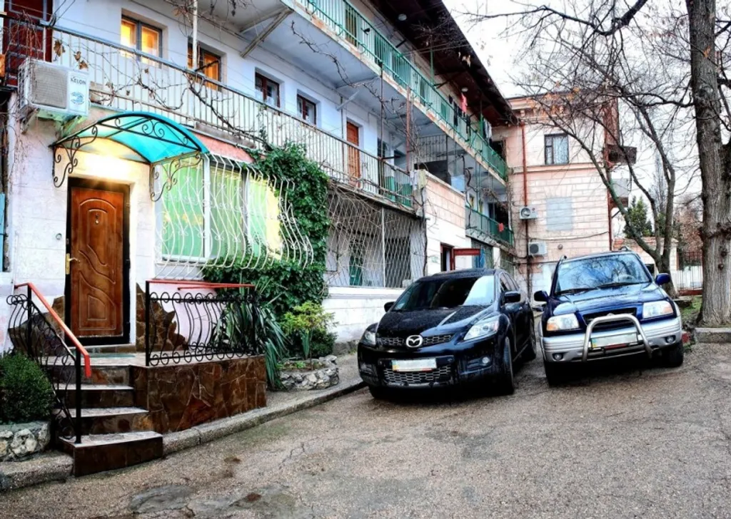 Крупногабаритная двушка с отдельным входом в центре, парковка