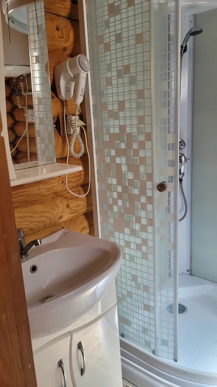 Деревянный домик возле моря