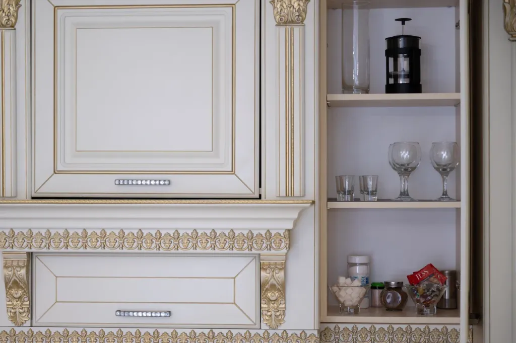 Современная уютная квартира с камином