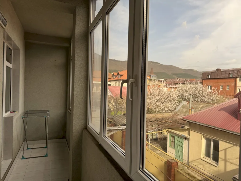 Квартира Четырёхкомнатная квартира в центре с балконом – 7 минут до моря — Геленджик