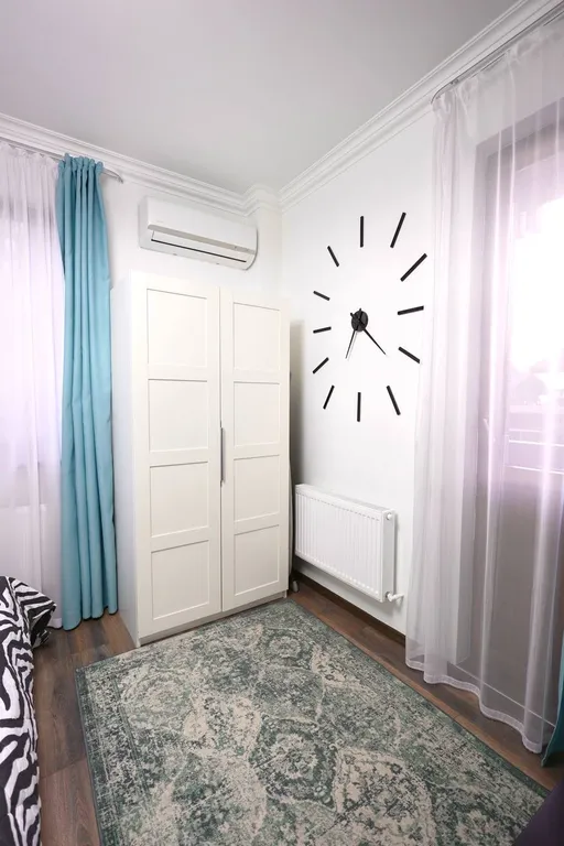 Просторная студия с выделенной спальней в центре