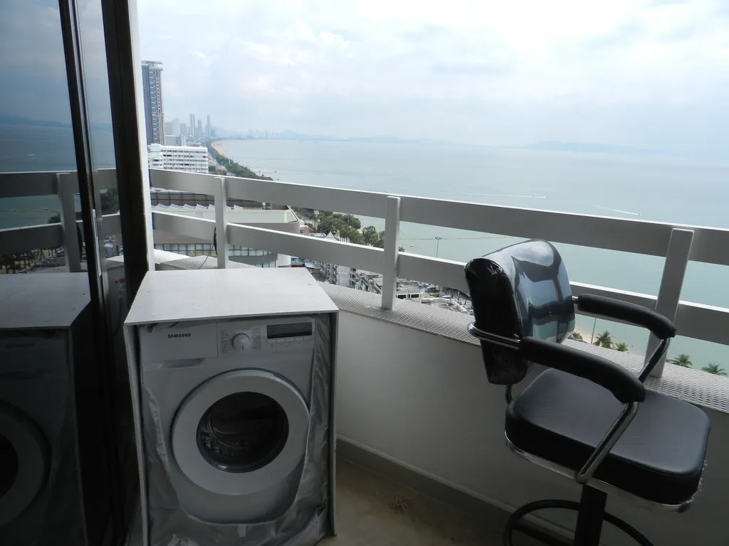 Студия с фронтальным видом на море