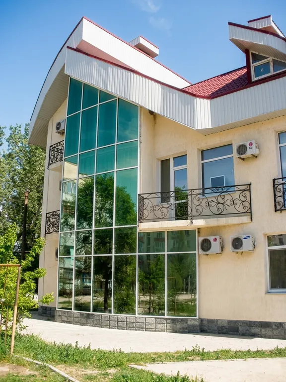 Зелёный оазис, студия с панорамным окном