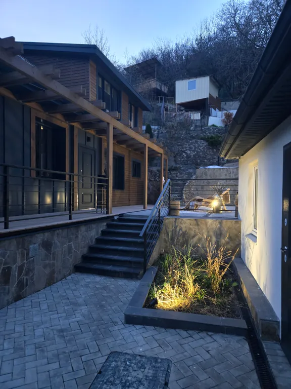 Дом в Кисловодске с авторскими интерьерами на стыке курорта и природы