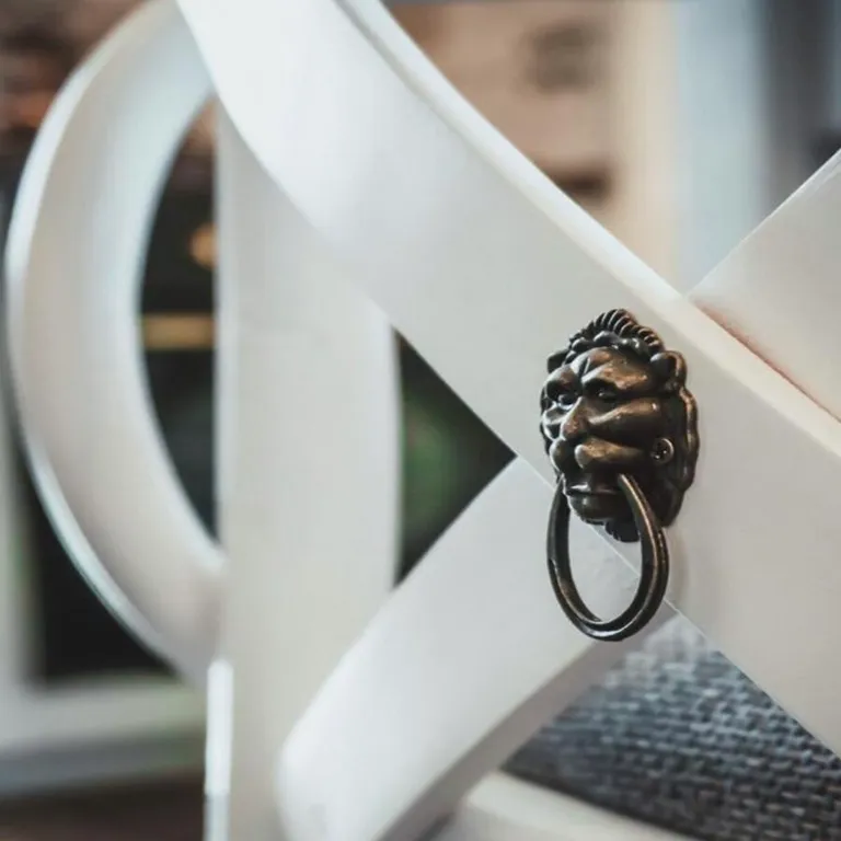 Красивый домик в лесу у реки