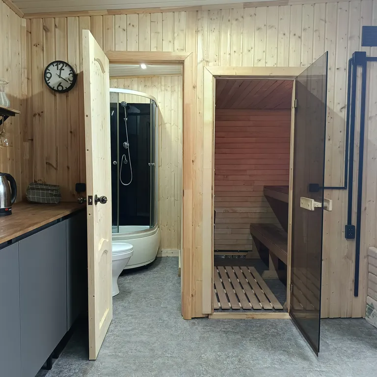 Дом с купелью и сауной, костровой зоной, мангалом и качелями