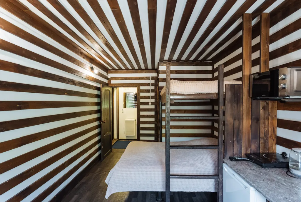 Бунгало на берегу озера в границе леса