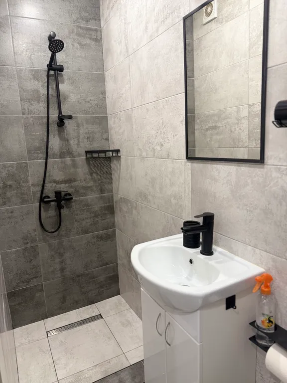 Студия с панорамными окнами и видом во двор