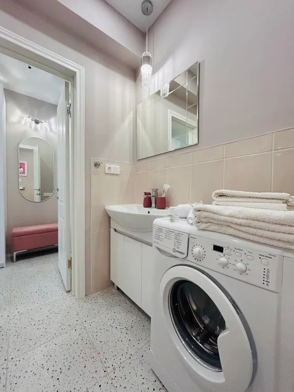 Студия Неоклассика с видом на город