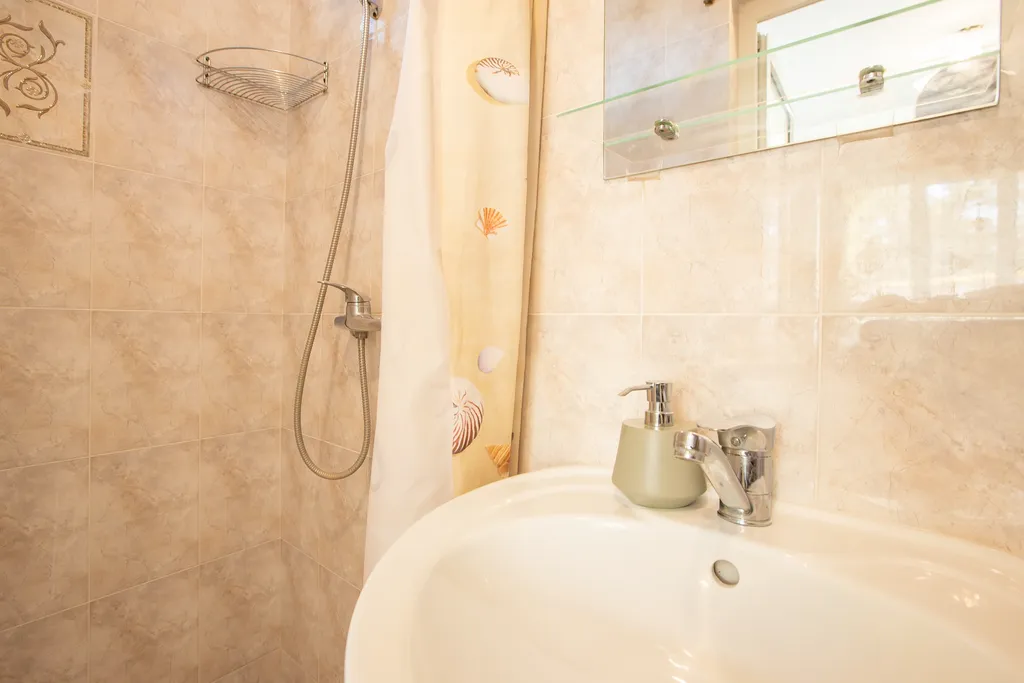 Квартира Без балкона трехместная комната- комфорт — Севастополь