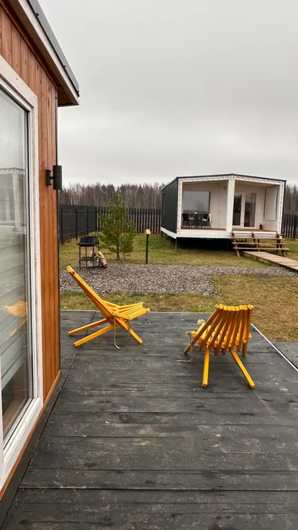 Уютный Белый дом у реки