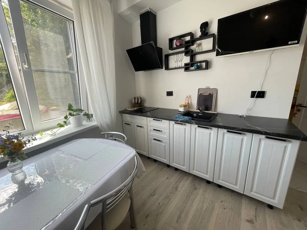 Семейные апартаменты в черно- белом стиле