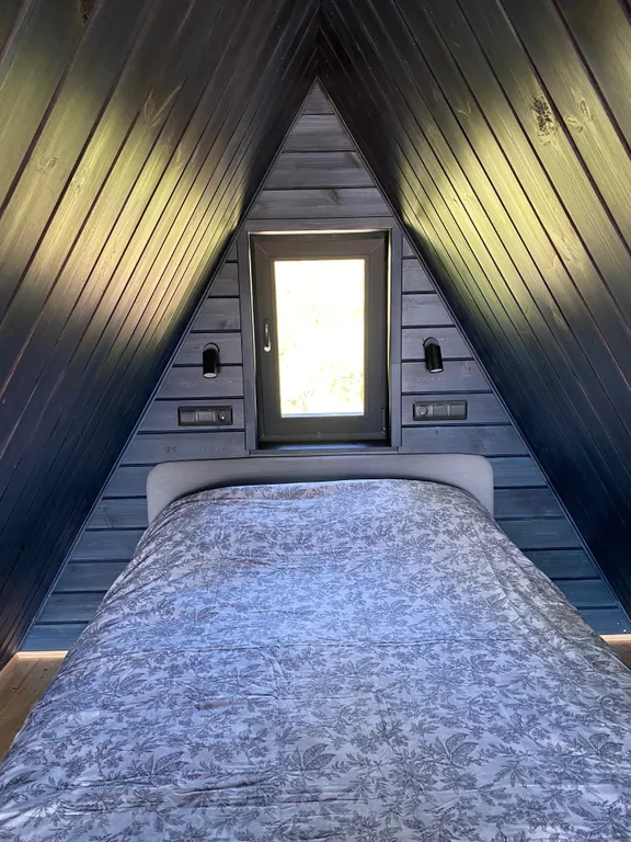 Smaland Musta House на берегу реки