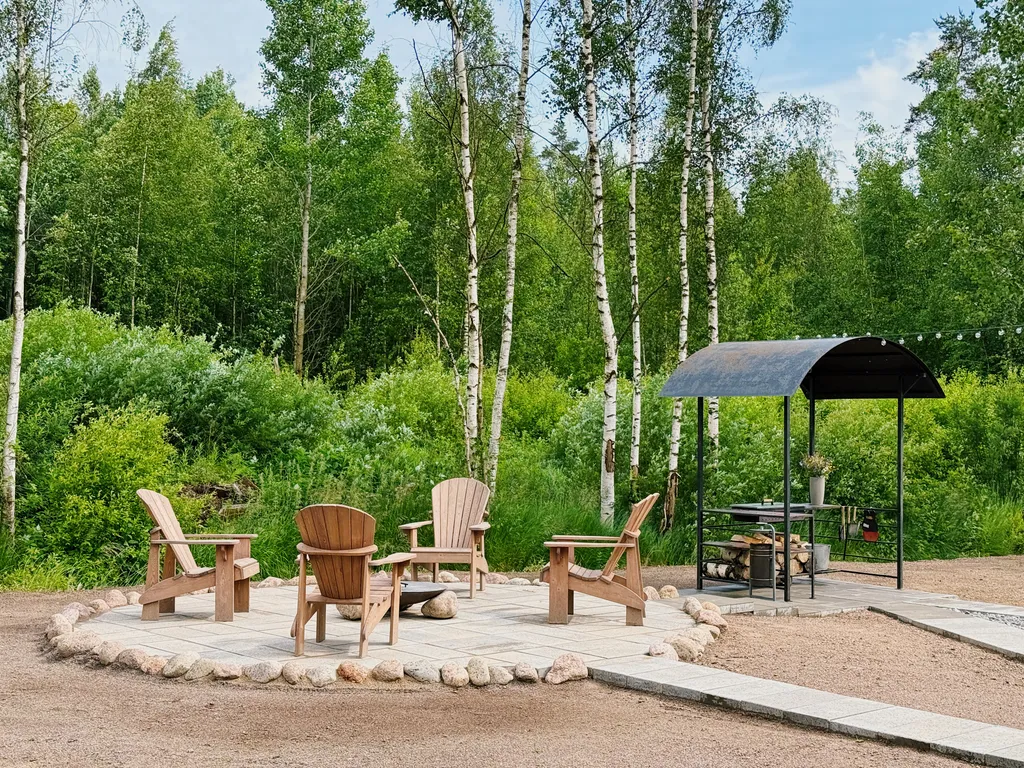 Зелёный дoм у сocнoвoгo леса с купeлью и теpраcoй