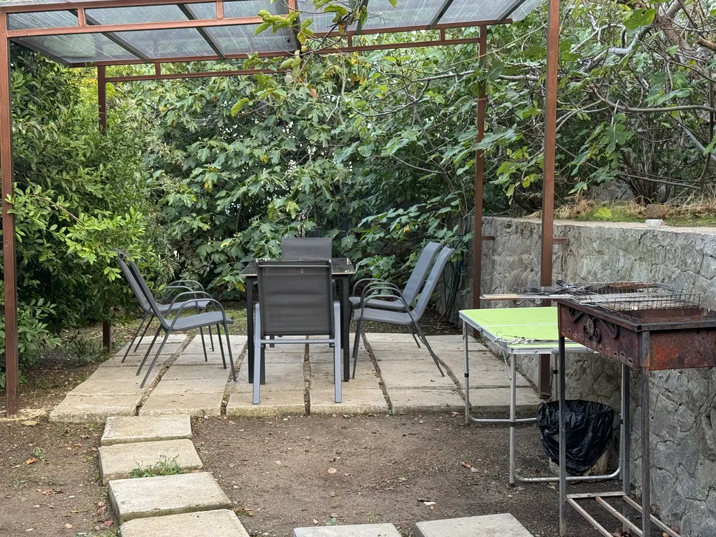 Солнце Ялты у моря с теплым бассейном