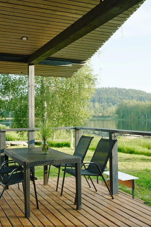 Уютный дом на берегу озера