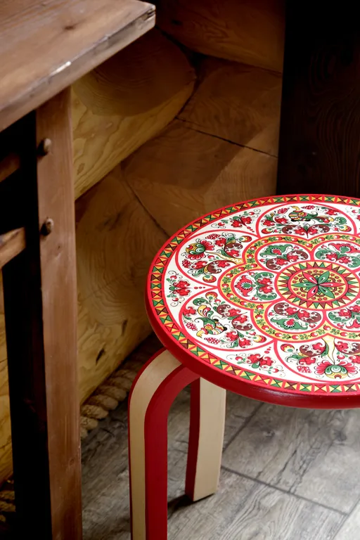 Эко-коттедж в русском стиле с панорамными окнами и террасой в лес